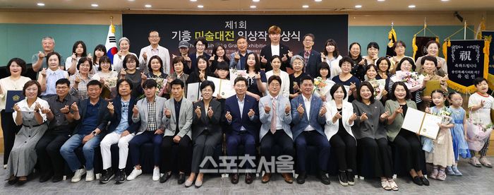 이상일시장이 3일 기흥구청에서 열린 ‘제1회 기흥 미술대전 입상작 시상식’에 참석해 기흥구 주민자치연합회 회원들과 작가들에게 축하를 건네고 기념촬영을 하고 있다. 제공=용인시