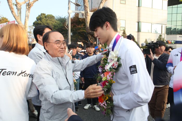 양희구 강원특별자치도체육회장이 2022 항저우아시안게임 해단식에서 메달리스트를 격려하고 있다.  사진|강원특별자치도체육회