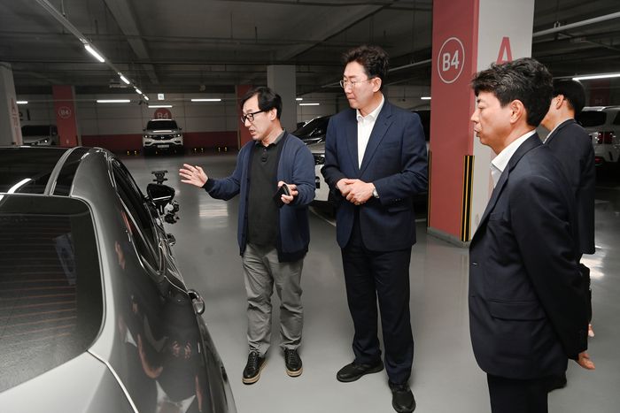 원강수 원주시장이 넥스트칩 관계자로 부터 시설 관련 설명을 듣고 있다.  사진|원주시청