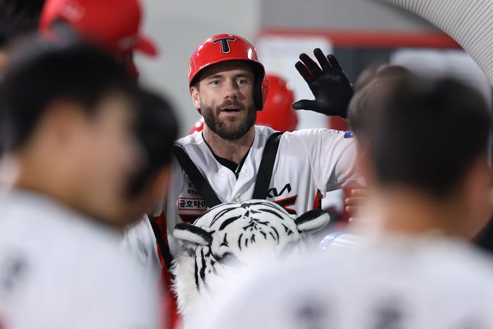 위즈덤이 홈런을 친 뒤 동료들과 하이파이브를 하고 있다. 사진 | KIA 타이거즈
