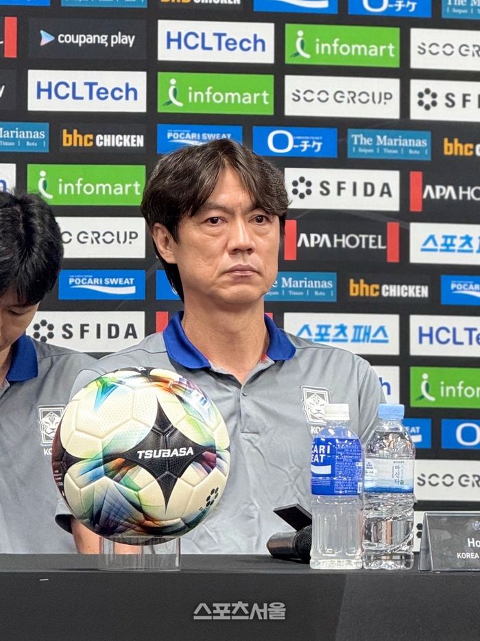 축구대표팀 홍명보 감독이 6일 용인미르스타디움에서 열린 동아시안컵 기자회견에서 질문을 듣고 있다. 용인 | 정다워 기자
