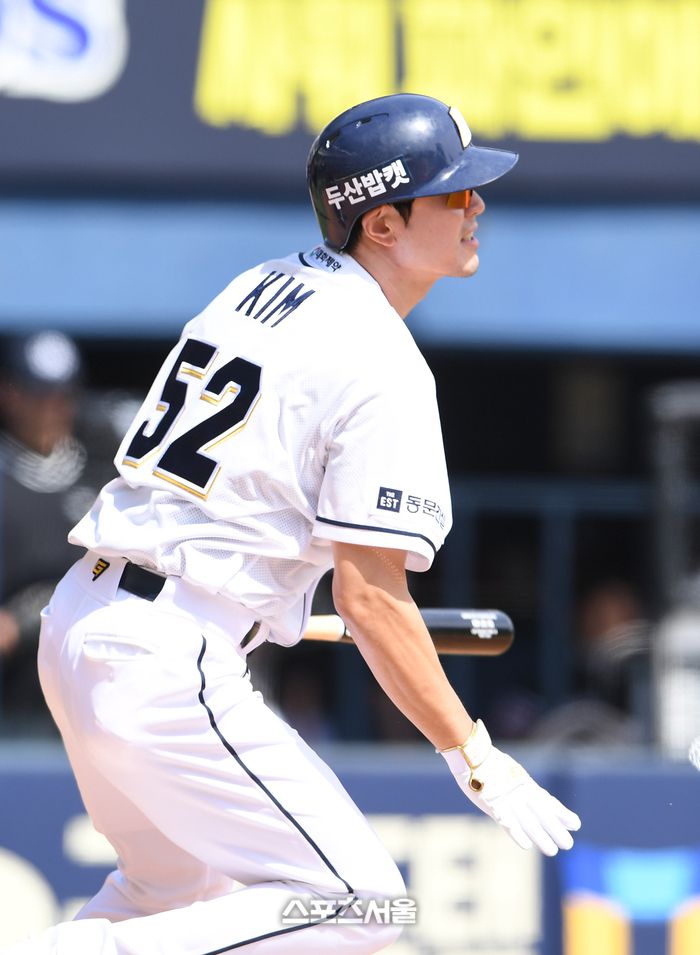 두산 베어스 김재호가 12일 잠실구장에서 열린 2024 KBO리그 KT와 경기 2회말 무사 만루 상황에서 KT 손동현을 상대로 1타점 희생플라이를 치고 있다. 잠실 | 박진업 기자 upandup@sportsseoul.com