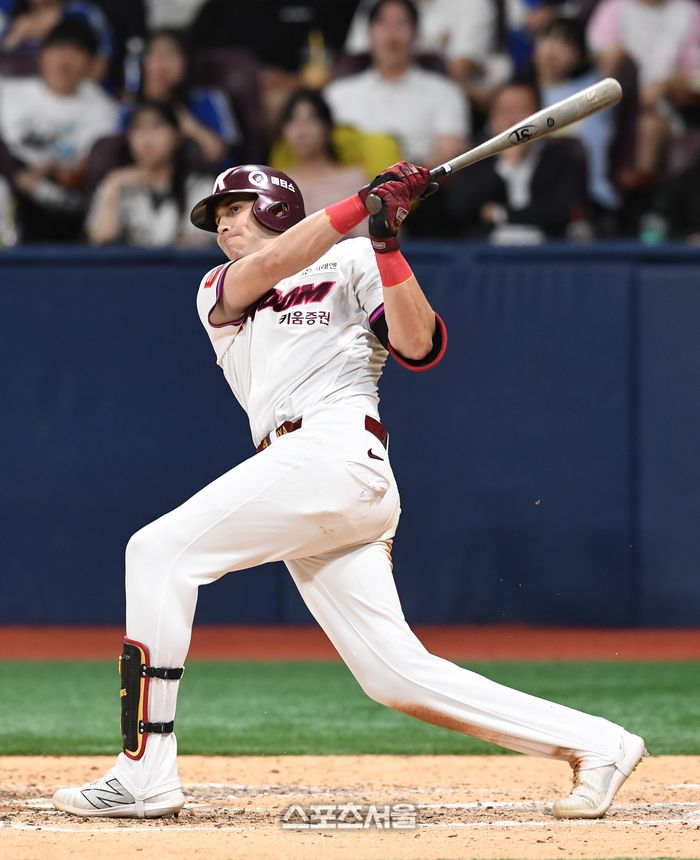 키움 카디네스가 고척스카이돔에서 열린 2025 KBO리그 삼성과 경기에서 2루타를 치고 있다. 고척 | 박진업 기자 upandup@sportsseoul.com