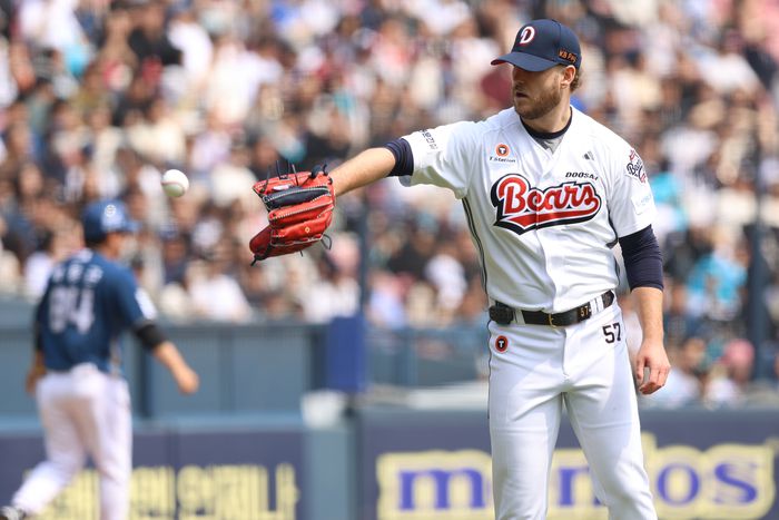 두산 콜 어빈이 11일 서울 잠실구장에서 열린 2025 KBO리그 정규시즌 NC와 더블헤더 1차전에 선발 등판해 양의지에게 공을 받고 있다. 사진 | 두산 베어스