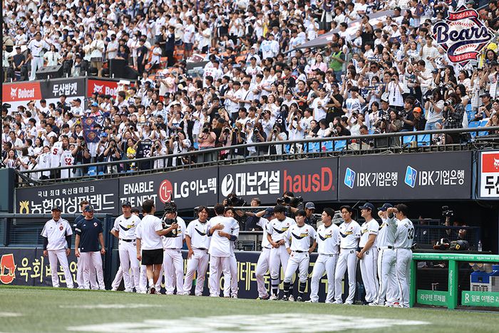 두산 김재호가 6일 서울 잠실구장에서 열린 2025 KBO리그 정규시즌 KT전 1회초 교체로 나가며 더그아웃에서 동료들과 하이파이브를 하고 있다. 사진 | 두산 베어스