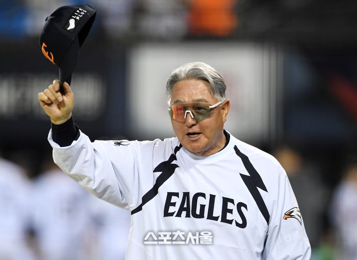 한화 김경문 감독이 잠실구장에서 열린 2025 KBO리그 LG와 경기에서 연장 승부 끝에 승리한 뒤 팬들을 향해 인사를 하고 있다. 잠실 | 박진업 기자 upandup@sportsseoul.com