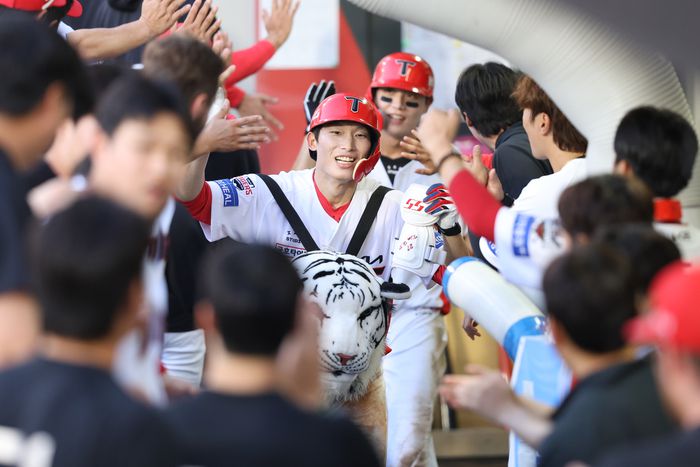 김호령이 선수단의 축하를 받고 있다. 사진 | KIA 타이거즈