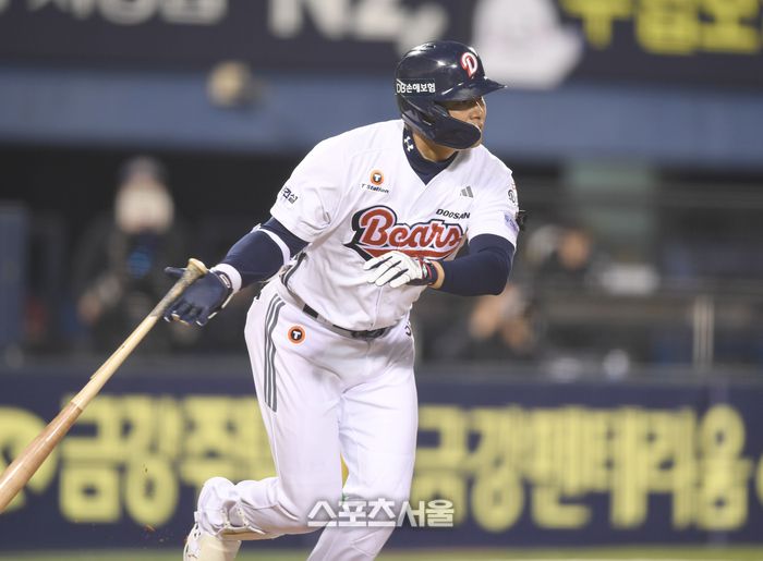 두산 김재환이 3일 잠실야구장에서 열린 2025 KBO 리그 키움과 경기 3회말 1사 타구를 바라보고 있다. 2루수 플라이 아웃. 잠실 | 최승섭기자 thunder@sportsseoul.com