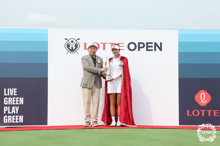 박혜준(오른쪽)이 6일 베어즈베스트 청라GC에서 열린 KLPGA투어 롯데오픈에서 생애 첫승을 따낸 뒤 롯데그룹 신동빈 회장과 포즈를 취하고 있다. 사진 | KLPGA