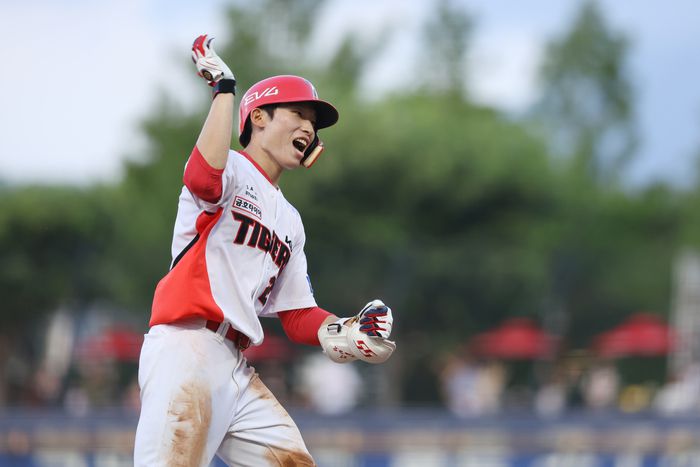 김호령이 만루홈런을 치고 3루를 돌며 포효하고 있다. 사진 | KIA 타이거즈
