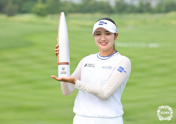 박혜준이 6일 베어즈베스트 청라GC에서 열린 KLPGA투어 롯데오픈에서 생애 첫승을 따낸 뒤 트로피를 들고 환하게 웃고 있다. 사진 | KLPGA