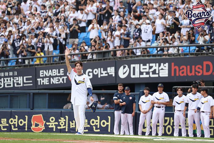 두산 김재호가 6일 서울 잠실구장에서 열린 2025 KBO리그 KT전 1회초 교체로 그라운드를 나가며 관중들에게 인사하고 있다. 사진 | 두산 베어스