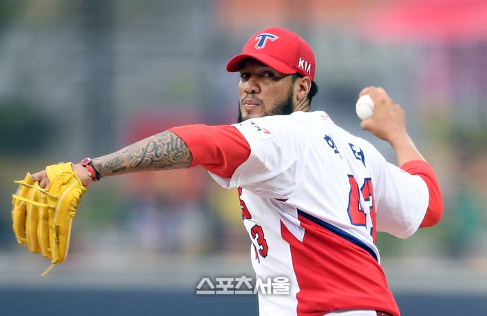 KIA 헥터가 광주-기아 챔피언스 필드에서 열린 2017 KBO리그 삼성전에 선발 등판해 역투하고 있다. 광주 | 박진업기자 upandup@sportsseoul.com