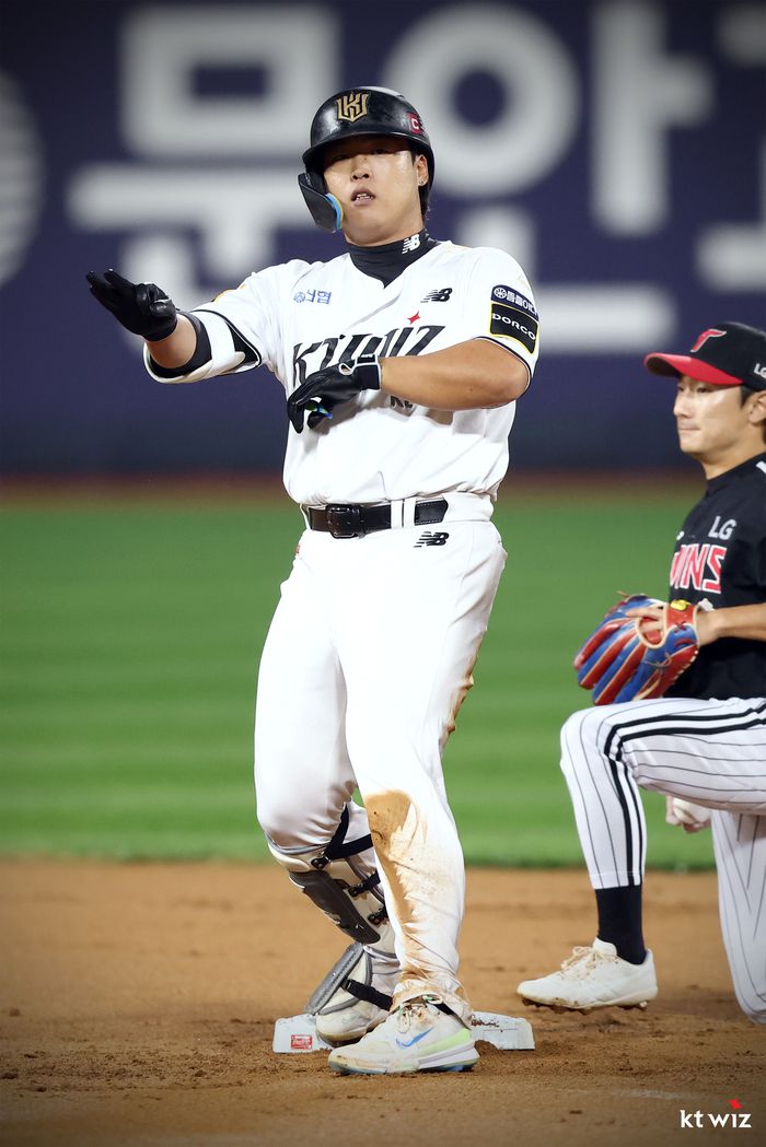 갱백호가 2루타를 친 뒤 세리머니를 하고 있다. 사진 | KT 위즈