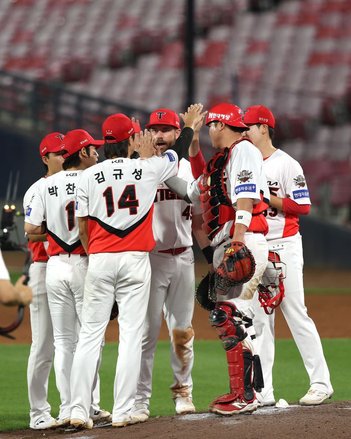 KIA 선수들이 승리 후 하이파이브를 하고 있다. 사진 | KIA 타이거즈