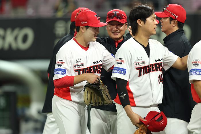 KIA 선수들이 승리 후 하이파이브를 하고 있다. 사진 | KIA 타이거즈