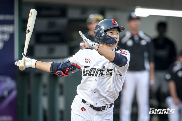 박찬형이 타구를 바라보고 있다. 사진 | 롯데 자이언츠