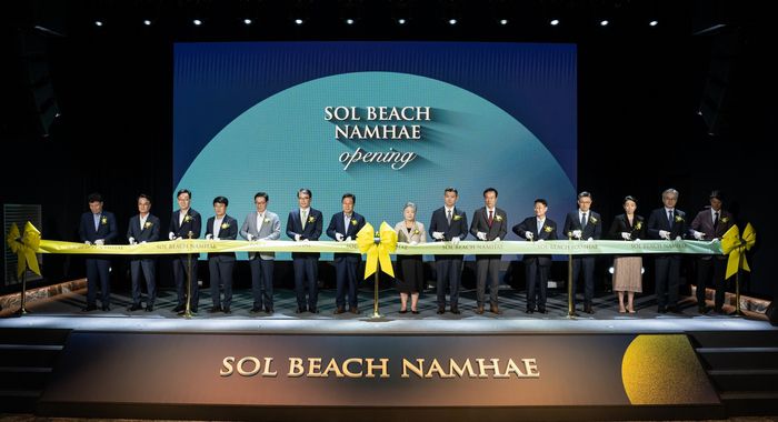 4일 쏠비치 남해 개관식에 참석한 박춘희 대명소노그룹 총괄회장(오른쪽 8번째), 서준혁 대명소노그룹 회장(오른쪽 7번째), 박완수 경남도지사(왼쪽 7번째), 장충남 남해군수(왼쪽 6번째)를 비롯한 내외 귀빈들이 테이프 커팅식을 진행하고 있다. 사진 | 소노인터내셔널
