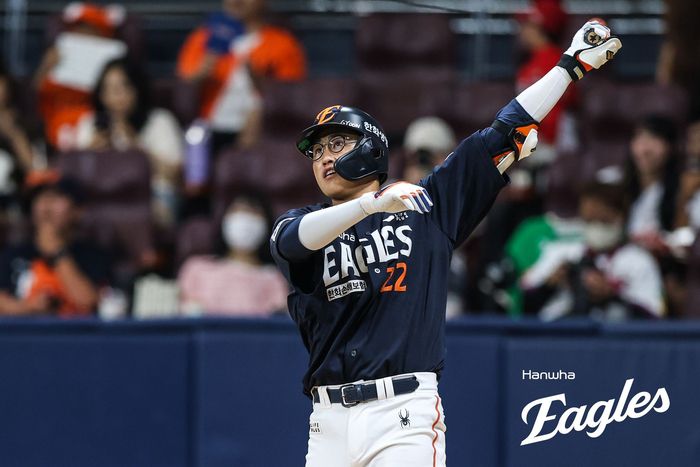 한화 채은성이 6일 고척스카이돔에서 열린 2025 KBO리그 키움전에서 2회초 선제 투런포를 때린 후 타구를 바라보고 있다. 사진 | 한화 이글스