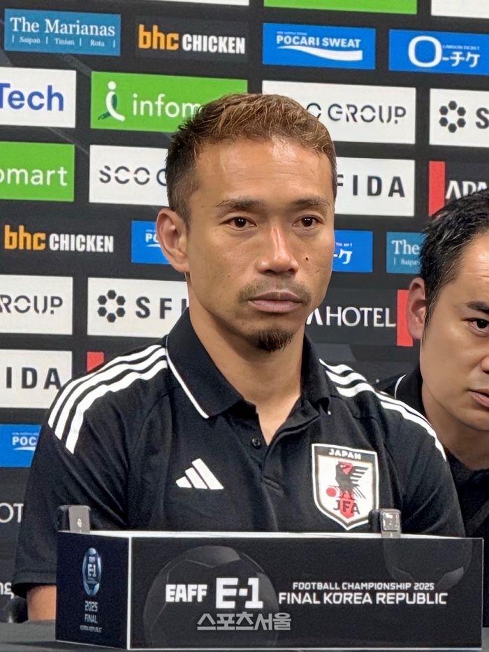 일본의 나가토모 유토가 6일 용인미르스타디움에서 열린 동아시안컵 기자회견에서 질문을 듣고 있다.용인 | 정다워 기자