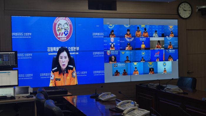 김숙자 도 예방안전과장이 7일 오전 10시 ‘아파트 화재 관련 긴급 현안업무 영상회의’를 주재하고 있다.  사진|강원특별자치도 소방본부
