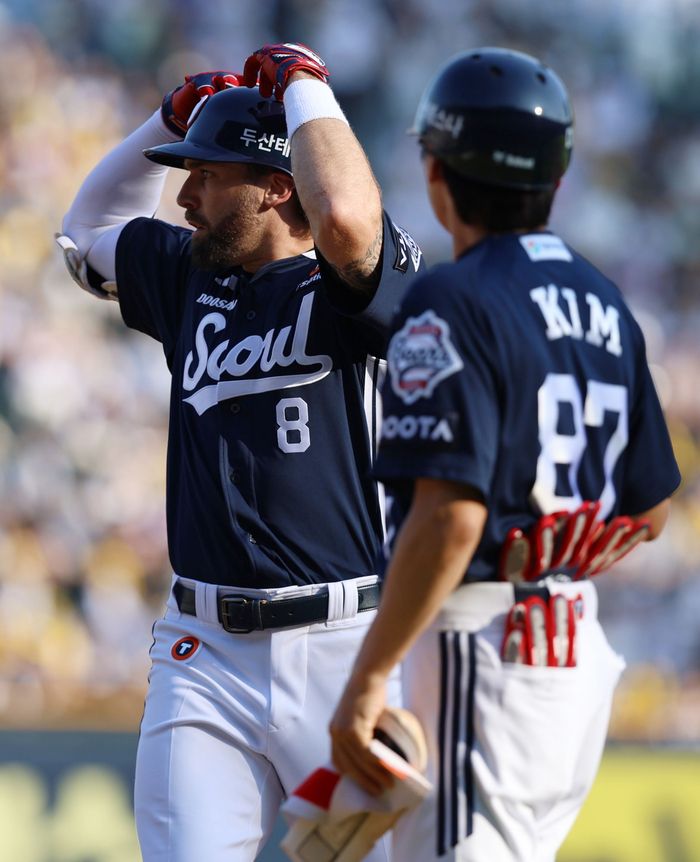 케이브가 세리머니를 펼치고 있다. 사진 | 두산 베어스