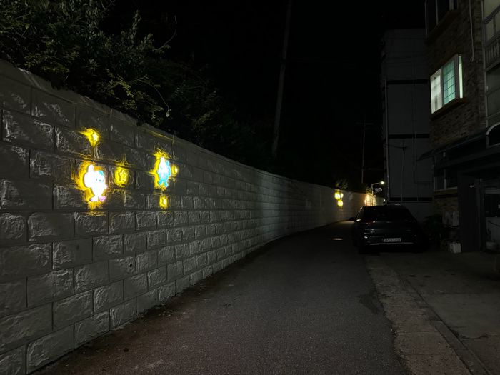 범죄예방 환경설계(CPTED) 기법을 적용한 안전시설물_벽화 조명.  사진|속초시청