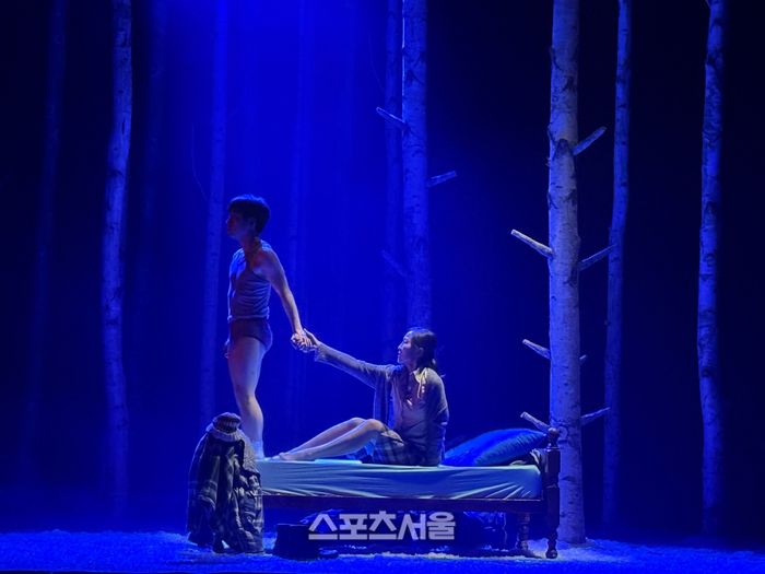 연극 ‘렛미인’ 프레스콜에서 ‘오스카’ 역 천우진과 ‘엄마’ 역 박지원이 주요 장면을 시연하고 있다. 사진 | 표권향 기자 gioia@sportsseoul.com