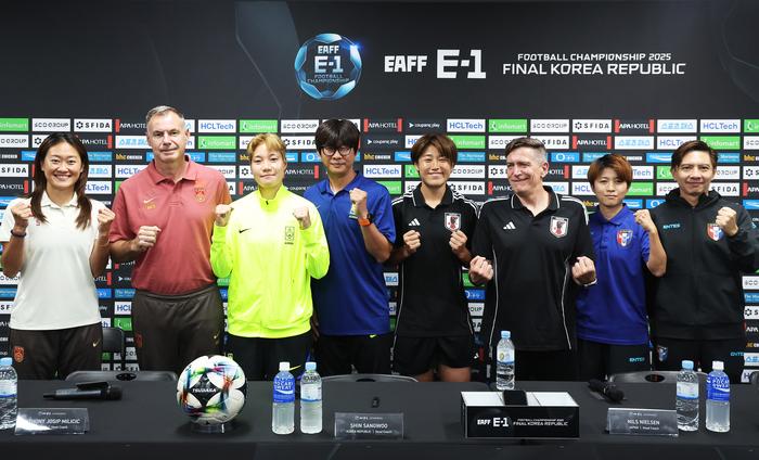 왼쪽부터 중국 우 하이옌과 안테 밀리치치 감독, 한국 이금민과 신상우 감독, 일본 하나 다카하시와 닐스 닐센 감독, 대만 마쓰나가 사키와 찬휴밍 감독. 사진 | 연합뉴스