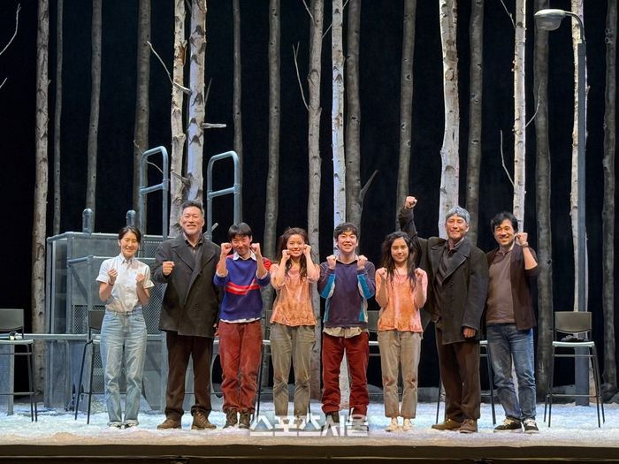 연극 ‘렛미인’ 프레스콜에서 (왼쪽부터) 이지영 한국협력연출, ‘하칸’ 역 조정근, ‘오스카’ 역 천우진, ‘일라이’ 역 권슬아, ‘오스카’ 역 안승균, ‘일라이’ 역 백승연, ‘일라이’ 역 백승연, ‘하칸’ 역 지현준, 김준태 무브먼트감독이 단체 사진을 촬영하고 있다. 사진 | 표권향 기자 gioia@sportsseoul.com