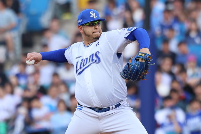 삼성 후라도가 대구삼성라이온즈파크에서 열린 2025 KBO리그 롯데전에 선발 등판해 역투하고 있다. 사진 | 삼성 라이온즈