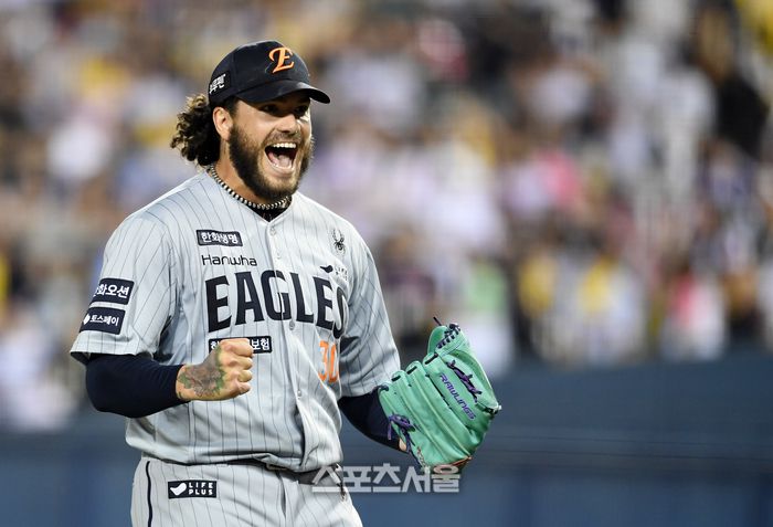 한화 폰세가 잠실구장에서 열린 2025 KBO리그 LG전 에서 이닝을 마친 뒤 포효하고 있다. 잠실 | 박진업 기자 upandup@sportsseoul.com