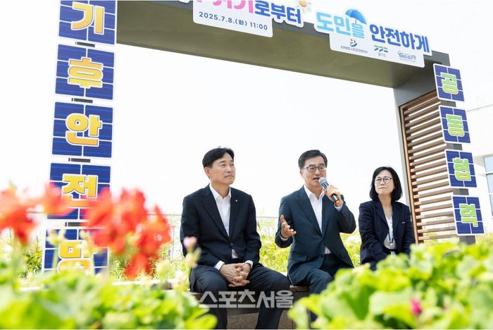 8일 도청 옥상정원에서  이병래 손해보험협회장, 김혜애 경기환경에너지진흥원장 등이 참석한 가운데 열린 기후안전망 강화 공동협력 업무협약식에서 김동연 지사가 인사말을 하고 있다. 제공=경기도