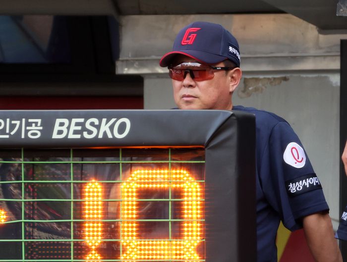 김태형 감독이 경기를 지켜보고 있다. 사진 | 연합뉴스