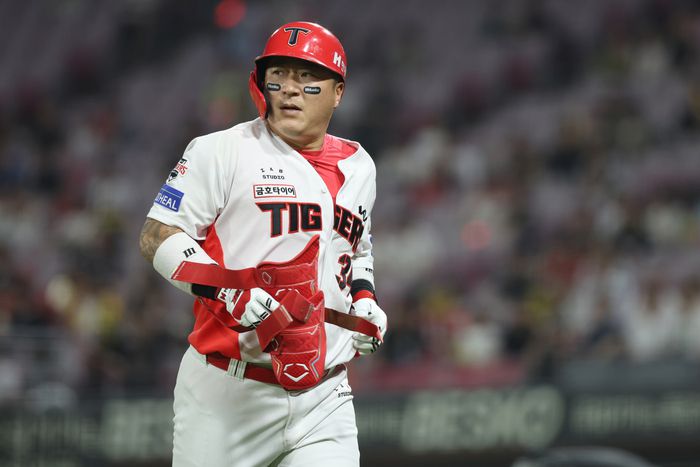 KIA 최형우가 광주-기아 챔피언스 필드에서 열린 2025 KBO리그 KT전에서 8회 적시타를 때린 후 대주자와 교체되고 있다. 사진 | KIA 타이거즈