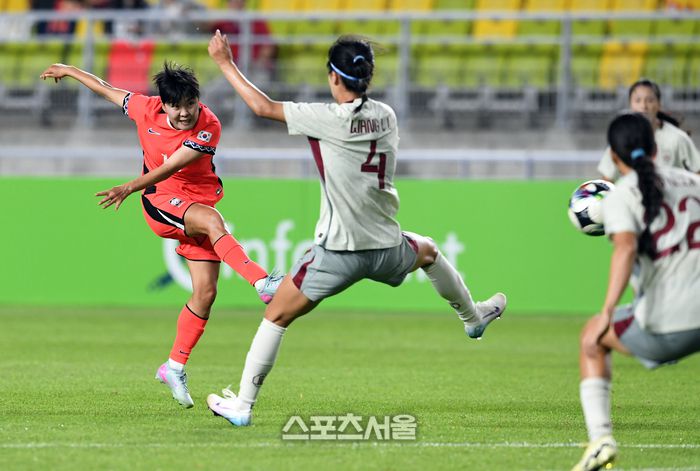 한국 여자축구대표팀의 지소연(왼쪽)이 9일 수원월드컵경기장에서 열린 ‘EAFF(동아시아축구연맹) E-1 풋볼 챔피언십 2025’ 중국과의 경기에서 후반 추가 시간 중거리슛으로 극적인 동점골을 넣고 있다.  2025. 7. 9. 수원 | 박진업 기자 upandup@sportsseoul.com