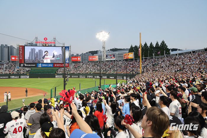롯데 팬들이 3일 사직구장에서 열린 2025 KBO리그 키움전에서 열띤 응원을 보내고 있다. 사진 | 롯데 자이언츠