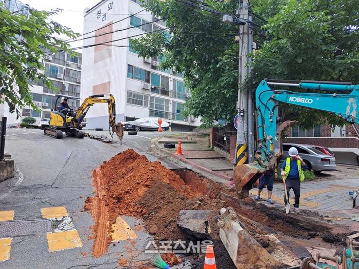 청와아파트 주변 급수공사 모습. 제공=수원시