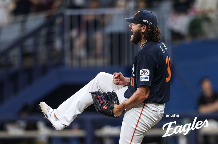 한화 폰세가 4일 고척스카이돔에서 열린 2025 KBO리그 키움전에서 이닝을 마친 후 포효하고 있다. 사진 | 한화 이글스