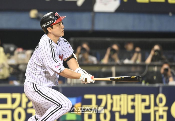 LG 박동원이 12일 서울 잠실구장에서 열린 2025 KBO리그 SSG와 경기 5회말 2사2,3루 2타점 2루타를 친 후 타구를 바라보고 있다. 잠실 | 최승섭기자 thunder@sportsseoul.com