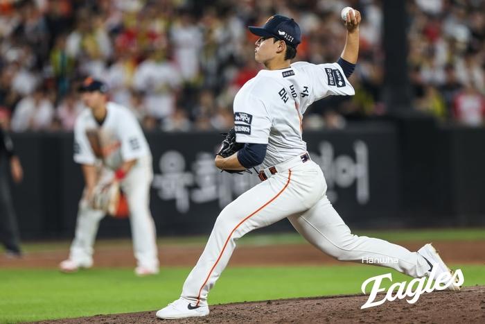 한화 문동주가 8일 대전 한화생명 폴파크에서 열린 2025 KBOㄹ니그 KIA전에 선발 판해힘차게 공을 던지고 있다. 사진 | 한화 이글스