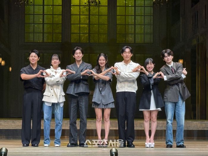 9일 연극 ‘셰익스피어 인 러브’ 프레스콜에서 작품의 주역 배우들이 단체 사진을 촬영하고 있다. 사진 | 표권향 기자 gioia@sportsseoul.com
