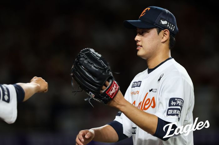 한화 문동주가 8일 대전 한화생명 폴파크에서 열린 2025 KBOㄹ니그 KIA전에서 이닝을 마친 후 더그아웃으로 돌아가고 있다. 사진 | 한화 이글스