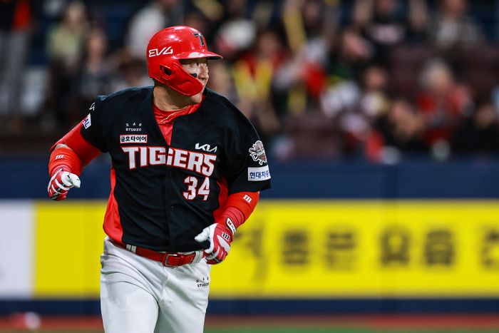 KIA 최형우가 고척스카이돔에서 열린 2025 KBO리그 키움전에서 안타를 때리고 있다. 사진 | KIA 타이거즈