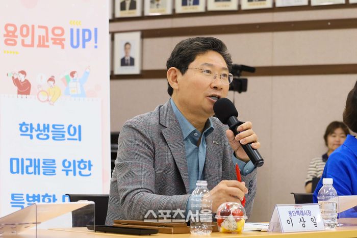 10일 수지구청 대회의실에서 열린 학교장 간담회에서 이상일 시장이 발언을 하고 있다. 제공=용인시