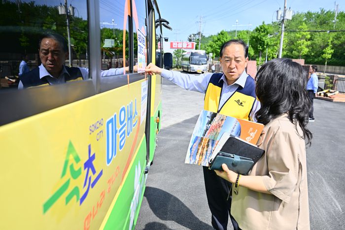 이병선 속초시장이 관계자들과 어르신 무료 교통카드 사용을 점검하고 있다.  사진|속초시청