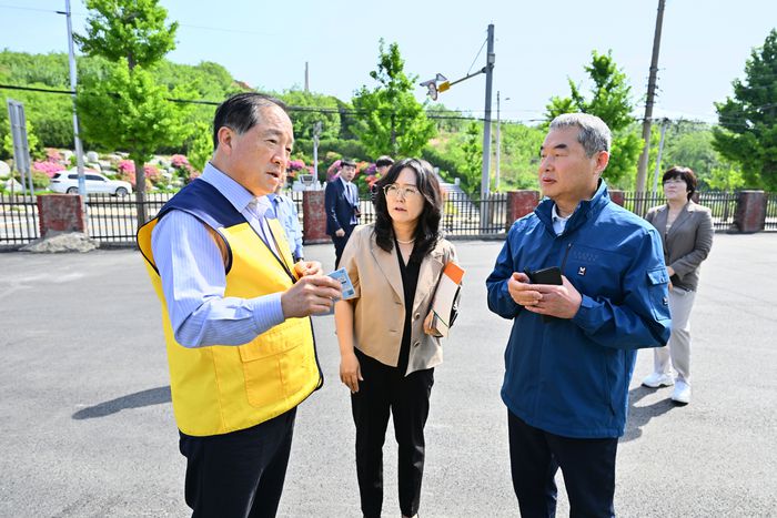 이병선 속초시장이 관계자들과 어르신 무료 교통카드 사용을 점검하고 있다.  사진|속초시청