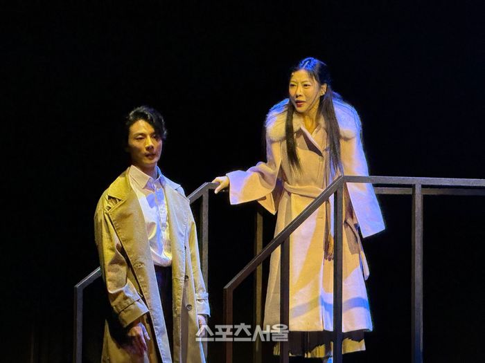(왼쪽부터) 윤시윤과 서예화가 10일 연극 ‘사의 찬미’ 프레스콜에서 주요 장면을 시연하고 있다. 사진 | 표권향 기자 gioia@sportsseoul.com