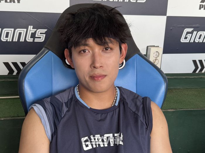 황성빈이 인터뷰에 임하고 있다. 사직 | 박연준 기자 duswns0628@sportsseoul.com