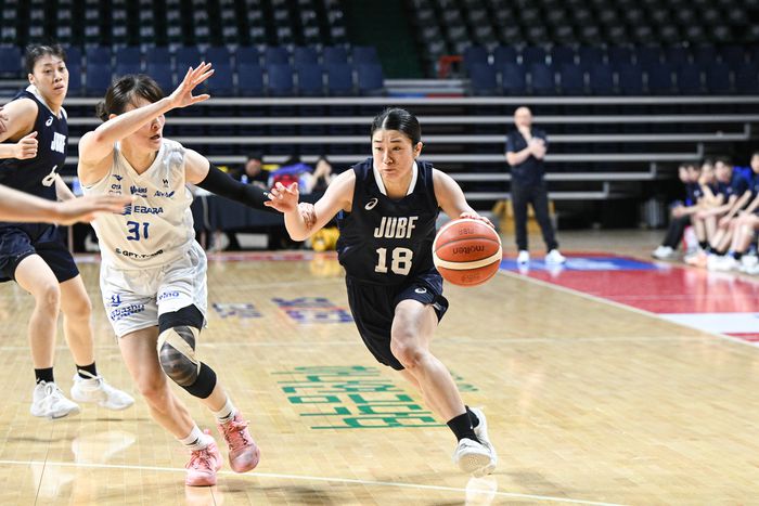 일본대학선발 이케다 린(오른쪽)이 10일 부산 사직체육관에서 열린 2025 WKBL 퓨처스리그 결승 도쿄 하네다와 경기에서 드리블 돌파 하고 있다. 사진 | WKBL